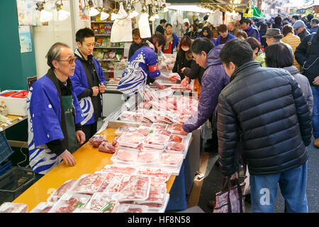 Les gens magasinent le long de la rue du quartier Ameyoko près de la Gare de Ueno le 30 décembre 2016, Tokyo, Japon. Ameya Yokocho (Ameyoko) est une étroite rue commerçante avec plus de 500 détaillants où les acheteurs de fin d'année se rassemblent pour acheter des aliments traditionnels pour la fête du Nouvel An (appelé osechi ryori-). © Rodrigo Reyes Marin/AFLO/Alamy Live News Banque D'Images