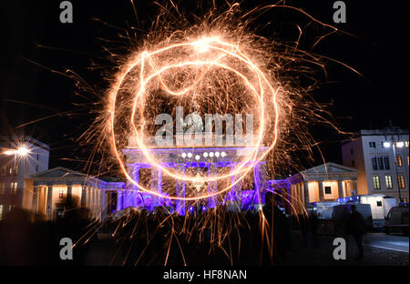 Berlin, Allemagne. Dec 29, 2016. Une image de la porte de Brandebourg, orné d'un cercle 'drawn' dans l'air avec une ampoule à l'aide d'sparkler exposition dans Berlin, Allemagne, 29 décembre 2016. Célébrations de la veille du Nouvel An devant la porte de Brandebourg attirent des centaines de milliers de visiteurs chaque année. Photo : Jens Kalaene Zentralbild-/dpa/ZB/dpa/Alamy Live News Banque D'Images