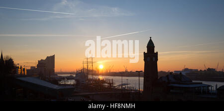 Hambourg, Allemagne. Déc 30, 2016. Le soleil se lève sur l'Elbe à Hambourg, Allemagne, 30 décembre 2016. Photo : Christian Charisius/dpa/Alamy Live News Banque D'Images