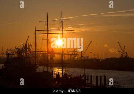 Hambourg, Allemagne. Déc 30, 2016. Le soleil se lève sur l'Elbe à Hambourg, Allemagne, 30 décembre 2016. Photo : Christian Charisius/dpa/Alamy Live News Banque D'Images