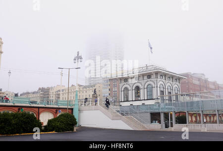 Brighton, UK. Déc 30, 2016. Bâtiments le long front de mer de Brighton sont dans la brume ce matin le brouillard et de basses températures ont été prévues pour le sud de l'Angleterre d'aujourd'hui © Simon Dack/Alamy Live News Banque D'Images