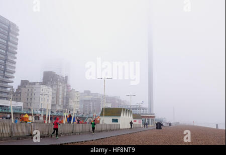 Brighton, UK. Déc 30, 2016. Pas grand chose à voir à partir de la British Airways j360 tour d'observation sur le front de mer de Brighton comme il est dans la brume ce matin le brouillard et de basses températures ont été prévues pour le sud de l'Angleterre d'aujourd'hui © Simon Dack/Alamy Live News Banque D'Images