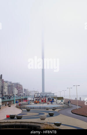 Brighton, UK. Déc 30, 2016. Pas grand chose à voir à partir de la British Airways j360 tour d'observation sur le front de mer de Brighton comme il est dans la brume ce matin le brouillard et de basses températures ont été prévues pour le sud de l'Angleterre d'aujourd'hui © Simon Dack/Alamy Live News Banque D'Images