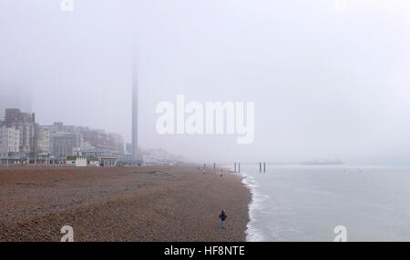 Brighton, UK. Déc 30, 2016. Pas grand chose à voir à partir de la British Airways j360 tour d'observation sur le front de mer de Brighton comme il est dans la brume ce matin le brouillard et de basses températures ont été prévues pour le sud de l'Angleterre d'aujourd'hui © Simon Dack/Alamy Live News Banque D'Images