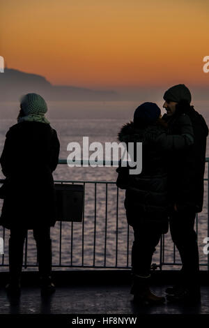 Manche entre Calais et Douvres, au Royaume-Uni. Dec 29, 2016. Regardez vers la mer Passeners - Ferries croiser, émergeant de la brume et le brouillard, alors que le soleil se couche sur la Manche, entre Calais et Douvres. 29 déc 2016 Bell Crédit : Guy/Alamy Live News Banque D'Images