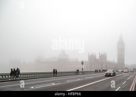 Londres, Royaume-Uni. 30 Décembre, 2016. Météo France : les édifices du Parlement de Westminster et Big Ben vu tout juste visible à travers le lourd brouillard ville © Guy Josse/Alamy Live News Banque D'Images