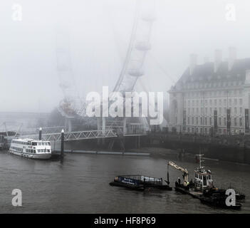 Londres, Royaume-Uni. 30 Décembre, 2016. Météo France : la grande roue London Eye juste visible comme un épais brouillard se poursuit dans la ville. © Guy Josse/Alamy Live News Banque D'Images