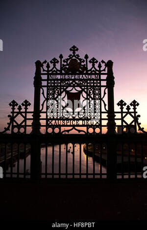 Lever du soleil sur la rivière Wear et ville crest de Sunderland, en Angleterre. Les armoiries de la porte la devise latine "nil desperandum, auspice deo' signifiant 'ne pas désespérer, de confiance en Dieu". Banque D'Images