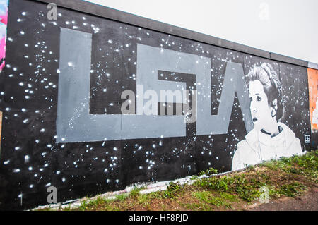 Les artistes locaux John Bulley et Mark Sharp terminé un ajout à l'art de la rue Wall en ce moment limitrophes d'un projet de construction, reportée depuis longtemps le long du front de mer de Southend de se souvenir de l'actrice Carrie Fisher qui est décédé le 27 décembre. Banque D'Images