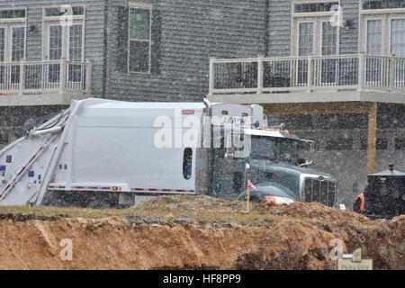 Hanover, Maryland, USA. 30 Décembre, 2016. Le Comté d'Anne Arundel est l'équipe des ordures dans les quartiers de conduite alors que la collecte des ordures sur une journée d'hiver enneigée en comté d'Anne Arundel dans le Maryland. Credit : Jeramey Légende/Alamy Live News Banque D'Images