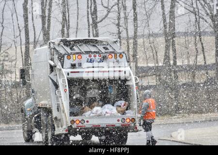 Hanover, Maryland, USA. 30 Décembre, 2016. Le Comté d'Anne Arundel est l'équipe des ordures dans les quartiers de conduite alors que la collecte des ordures sur une journée d'hiver enneigée en comté d'Anne Arundel dans le Maryland. Credit : Jeramey Légende/Alamy Live News Banque D'Images