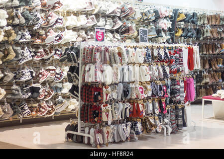 Chaussons en vente à Ardene's, un magasin de vêtements pour femme dans la Lindsay Square Mall à Lindsay, Ontario, Canada Banque D'Images