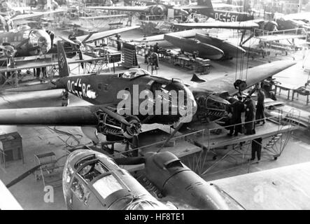 La propagande nazie image montre le processus de production d'un Heinkel He 111 avion de combat dans une chaîne de montage de l'Ernst Heinkel Fabricants d'aéronefs. Publié en novembre 1942. Un journaliste a écrit sur l'inverse de la photo, '20 ans d'Ernst Heinkel Fabricants d'aéronefs. Le 1er décembre, 20 ans se seront écoulés depuis Ernst Heinkel a fondé son premier avion fabricants à Warnemünde et donc a posé la première pierre pour la création d'une industrie de l'aviation allemande. Montré ici est une vue de l'un de l'énorme hall de montage à l'Heinkel Fabricants." Photo : Être Banque D'Images