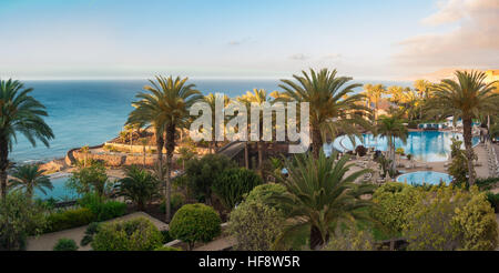 Après-midi très pittoresque panorama de l'hôtel jardin et les piscines avec vue sur la côte de Costa Calma Banque D'Images