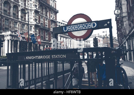 Londres, Royaume-Uni - 15 Avril 2016 : les gens à l'entrée de la station de métro de Knightsbridge, à Londres, en Angleterre. Banque D'Images