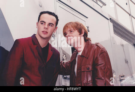 PJ & Duncan poser pour photos back stage à la radio un Roadshow à Eastbourne 1995. Le duo a changé les noms de scène il y a à l'entrée Ant et Dec peu après ces photographies ont été prises. Banque D'Images