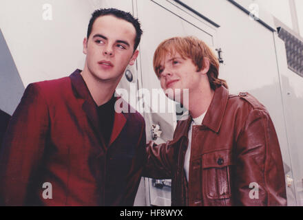 PJ & Duncan poser pour photos back stage à la radio un Roadshow à Eastbourne 1995. Le duo a changé les noms de scène il y a à l'entrée Ant et Dec peu après ces photographies ont été prises. Banque D'Images