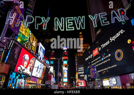 NEW YORK CITY - 23 décembre 2016 : Bonne année s'arrête à Times Square que la ville se prépare pour le Nouvel An. Banque D'Images