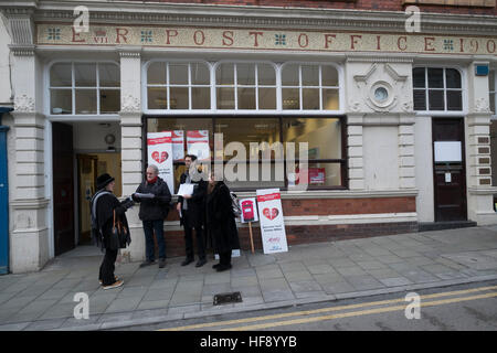 Personnes qui protestaient devant le bureau de poste d'Aberystwyth (extérieur) dans les derniers jours avant sa fermeture et les services transférés à la direction générale à proximité de W.H.Smith Aberystwyth Wales UK Banque D'Images