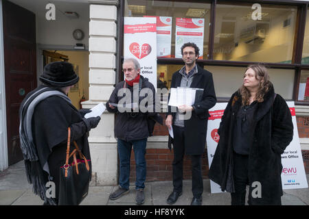 Personnes qui protestaient devant le bureau de poste d'Aberystwyth (extérieur) dans les derniers jours avant sa fermeture et les services transférés à la direction générale à proximité de W.H.Smith Aberystwyth Wales UK Banque D'Images