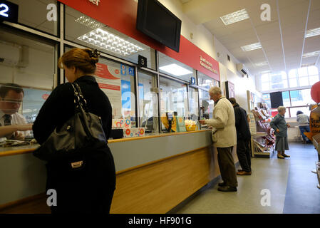 Les clients au bureau de poste d'Aberystwyth ( intérieur) , dans les derniers jours avant sa fermeture et les services transférés à la direction générale à proximité de W.H.Smith Aberystwyth Wales UK Banque D'Images