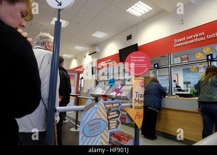 Les clients au bureau de poste d'Aberystwyth ( intérieur) , dans les derniers jours avant sa fermeture et les services transférés à la direction générale à proximité de W.H.Smith Aberystwyth Wales UK Banque D'Images