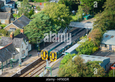 Les transports publics dans les régions rurales du pays de Galles : deux trains DMU Galles arriva à la gare de Harlech, Gwynedd, Pays de Galles, Royaume-Uni, Banque D'Images