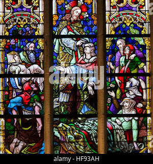 Vitrail illustrant les guérisons par Jésus Christ dans la Cathédrale Saint-Bavon de Gand, en Flandre, Belgique. Banque D'Images