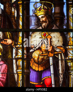 Vitrail représentant Saint Louis (le roi Louis IX de France) dans l'église Saint-Nicolas à Gand, Belgique Banque D'Images