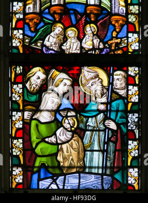 Vitrail représentant un baptême dans la Cathédrale Saint-Bavon de Gand, en Flandre, Belgique. Banque D'Images