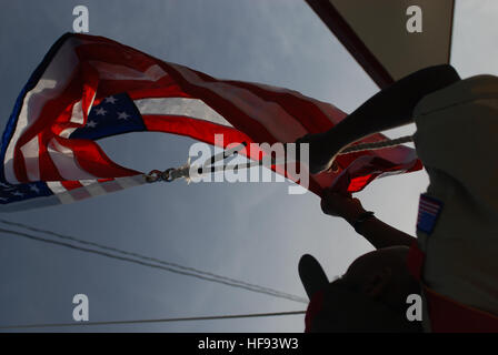 GUANTANAMO BAY, Cuba (17 juin 2008) - Un membre de la troupe de scouts de 435 à partir de la Baie de Guantanamo, Cuba soulève l'étendard national au cours d'une cérémonie au drapeau porte sur le nord-est de la station navale des États-Unis à Guantanamo Bay, le 17 juin 2008. Les drapeaux seront envoyés aux familles des Boy Scouts tués quand une tornade est passé par un camp de l'ouest de l'Iowa, le 12 juin 2008. La porte nord-est de la base navale de la sépare du reste de Cuba. Souvenir 97911 scouts Banque D'Images