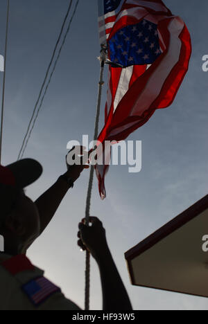 GUANTANAMO BAY, Cuba (17 juin 2008) - Un membre de la troupe de scouts de 435 à partir de la Baie de Guantanamo, Cuba soulève l'étendard national au cours d'une cérémonie au drapeau porte sur le nord-est de la station navale des États-Unis à Guantanamo Bay, le 17 juin 2008. Les drapeaux seront envoyés aux familles des Boy Scouts tués quand une tornade est passé par un camp de l'ouest de l'Iowa, le 12 juin 2008. La porte nord-est de la base navale de la sépare du reste de Cuba. Souvenir 97912 scouts Banque D'Images