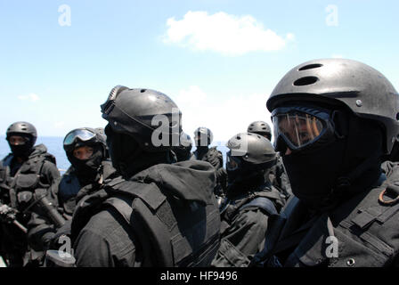 Les membres d'une unité des Forces spéciales de Brunei attendre pour commencer une visite, un conseil, une perquisition et saisie à bord de l'exercice de la classe Arleigh Burke destroyer lance-missiles USS Howard (DDG 83) tout en en cours dans l'océan Pacifique le 18 août 2008. Howard participe à la coopération contre le terrorisme en Asie du Sud-Est (SEACAT) exercices avec le Brunei l'air et la marine au large de Brunei. Howard et d'autres navires dans le groupe aéronaval du Ronald Reagan sont sur un déploiement prévu dans la 7e Flotte des États-Unis zone de responsabilité. (U.S. Photo par marine Spécialiste de la communication de masse 3 classe Joshua Scott/Relea Banque D'Images