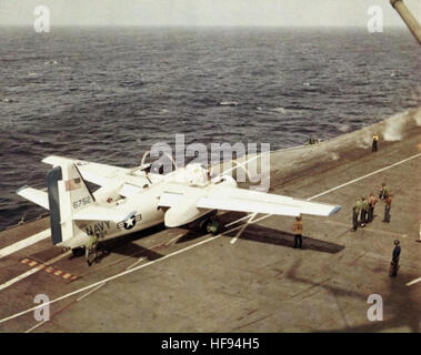 C-1A Trader sur l'USS Intrepid (CV-11) 1967 Banque D'Images