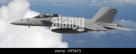 Un FA-18E Super Hornet affecté au Strike Fighter Squadron 2 effectue le ravitaillement aérien à partir d’un CC-150T Polaris canadien pendant l’exercice multinational Rim of the Pacific (RIMPAC) 2014, impliquant 22 Nations, 49 navires, six sous-marins et plus de 200 aéronefs. Banque D'Images