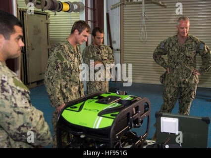 131003-N-BJ254-047 La base navale américaine, Bahreïn (oct. 3, 2013) techniciens des explosifs et munitions, commandant de groupe opérationnel canadien 56,1, montrer le véhicule télécommandé SeaBotix à Cpt. Curtis S. Renard, nouveau sous-Commandant pour le commandant, Task Force (CTF) 56, au cours d'une brève à des capacités de la base navale américaine de Bahreïn. Les commandes ftp-56 expeditionary forces de combat dans la région, y compris l'élimination des explosifs et munitions, Mobile et de plongée, de récupération, de guerre côtière Seabees, soutien logistique expéditionnaire et Forces Forces fluviales côtières. (U.S. Photo par Marine Banque D'Images