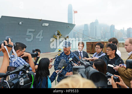 HONG KONG (nov. 12, 2013) Le capitaine Tom Disy, commandant de la classe Ticonderoga croiseur lance-missiles USS ANTIETAM (CG 54), parle aux médias locaux à propos de l'Antietam et George Washington du Groupe prévoit de fournir une aide humanitaire à la République des Philippines en réponse à super typhon Haiyan/Yolanda. Le George Washington Group sera en mesure de fournir une assistance humanitaire, de fournitures, et des soins médicaux à l'appui de l'action menée par le gouvernement et l'armée de la République des Philippines. (U.S. Photo par marine Spécialiste de la communication de masse Banque D'Images