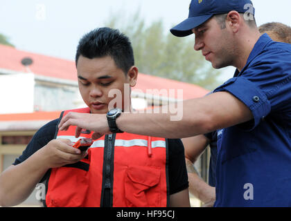 120616-N-KO052-100, LUMUT Malaisie (16 juin 2012) U.S. Coast Guard maître de Manœuvre 2e classe Chad Gagnon, affectés à la sécurité nationale de la classe Légende USCGC coupe Waesche (WMSL 751), montre la bonne porter et l'utilisation d'un gilet de sauvetage d'un nageur-sauveteur à un membre de l'organisme d'application Maritime de la Malaisie au cours d'une technique de plongée et natation survie événement de formation. L'événement fait partie de la coopération de l'état de préparation et de formation à flot (CARAT) Malaisie 2012. CARAT est une série d'exercices militaires bilatéraux entre la Marine américaine et les forces armées du Bangladesh, Brunei, Cambodge, Indonésie, Malaisie Banque D'Images