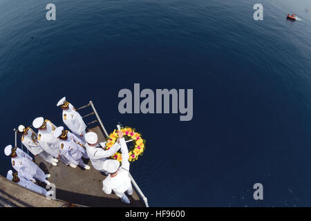 Les marins affectés à l'adjudication du sous-marin USS Frank Câble (comme 40) Abaisser une couronne dans l'eau comme les officiers de marine de l'Australie, l'Indonésie et des États-Unis au cours d'une cérémonie qui s'observer en l'honneur des équipages de la Marine américaine croiseur lourd USS Houston (CA 30) et la Marine royale australienne croiseur HMAS Perth (D29). Les deux navires ont été coulés pendant la Seconde Guerre mondiale par les forces impériale japonaise dans les eaux indonésiennes au cours de la bataille de Sunda Strait en février 1942. Frank, l'avant déployés dans l'île de Guam, procède à l'entretien et du soutien des sous-marins et navires de surface déployés aux États-Unis. Banque D'Images