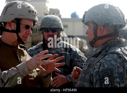 Le colonel Thomas McGrath, le commandant du Commandement régional de l'intégration de la sécurité afghane - Sud parle à adm. Mike Mullen, président, Comité des chefs d'état-major ; Mullen a visité la base d'opérations dans l'ouest de Kandahar, le sud de l'Afghanistan pour rencontrer les soldats et vérifier la progression de l'équipe de mentorat de la police des opérations. McGrath dit Mullen que ils ont vu des progrès avec les forces de police et que l'avenir est très optimiste. "Nous progressons à un rythme rapide.' (U.S. Photo de la marine/Lt. Le Capitaine de frégate Steven Parcs) Chef de l'état-major interarmées à Kandahar 76769 Banque D'Images