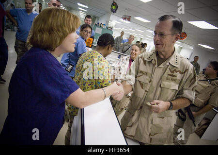 Le président de l'état-major des armées, le SMA. Mike Mullen, le personnel de l'Armée accueille le Sgt. Sharon Moore, une unité de soins intensifs technicien en charge à 332e Groupe médical des expéditionnaires, lors d'une visite à l'hôpital Théâtre de l'Armée de l'air dans la région de Balad, l'Iraq, le 4 octobre. Mullen est à sa première visite de la zone d'opérations du commandement central de visiter avec les dirigeants et les soldats affectés à la région depuis qu'il est devenu président le 1er octobre. (DoD Photo/mass communication specialist Maître de 1re classe Chad J. McNeeley) Chef de l'état-major interarmées de la zone de commande centrale visites 65470 de fonctionnement Banque D'Images