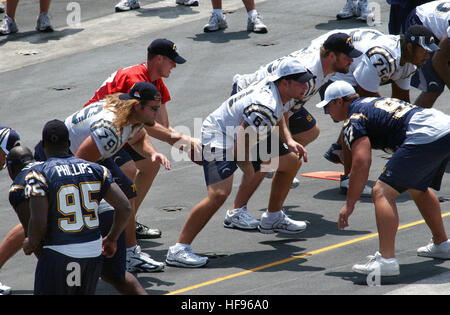 060811-N-4776G-075 San Diego, Californie (16 août 2000 11, 2006) - Départ pour le stratège National Football League (NFL) San Diego Chargers, Philip Rivers (17), prend le jonc du Centre, Nick Hardwick (61), au cours d'une pratique de la lumière sur l'envol du USS Ronald Reagan (CVN 76). Les chargeurs a tenu à bord de la pratique le plus récent de la Marine porte-avions à propulsion nucléaire en préparation de leur premier match pré-saison contre les Packers de Green Bay, le 12 août. Au cours des cérémonies d'avant-match, un jeu de reconnaissance impliquera Ronald Reagan marins et le déploiement d'un drapeau américain géant afficher. Banque D'Images