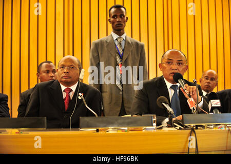 Charles Rabemananjara, Premier Ministre de Madagascar, répond aux questions lors d'une conférence de presse au siège des Nations Unies à Addis-Abeba, Ethiopie, lors de la 12e Union Africaine (UA) au sommet, le 3 février 2009. L'Assemblée générale a accepté l'offre de la République de Madagascar d'accueillir la 13ème Session Ordinaire à Antananarivo, Madagascar, en juin 2009. L'UA entend mettre l'accent sur le thème "Investir dans l'Agriculture pour la croissance économique et la sécurité alimentaire." (U.S. Photo par marine Spécialiste de la communication de masse 2e classe Jesse B. Awalt/libérés) Charles Rabemananjara, 12e Sommet de l'UA, 090203-N-0506A-616 Banque D'Images