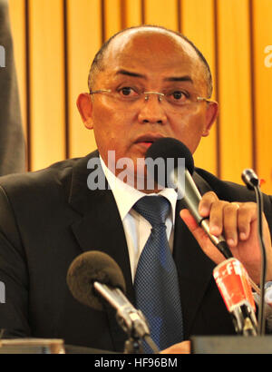 Charles Rabemananjara, Premier Ministre de Madagascar, répond aux questions lors d'une conférence de presse au siège des Nations Unies à Addis-Abeba, Ethiopie, lors de la 12e Union Africaine (UA) au sommet, le 3 février 2009. L'Assemblée générale a accepté l'offre de la République de Madagascar d'accueillir la 13ème Session Ordinaire à Antananarivo, Madagascar, en juin 2009. L'UA entend mettre l'accent sur le thème "Investir dans l'Agriculture pour la croissance économique et la sécurité alimentaire." (U.S. Photo par marine Spécialiste de la communication de masse 2e classe Jesse B. Awalt/libérés) Charles Rabemananjara détail, 12e Sommet de l'UA, 090203-N-0506A-6 Banque D'Images