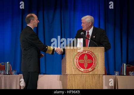 130221-N-WL435-248 ARLINGTON, Va. (fév. 21, 2013) Le chef des opérations navales (ONC) Adm. Jonathan Greenert serre la main de Ronald Kiss, président de l'American Society of Naval Engineers (anse). Greenert a parlé à Anse sur les progrès de la technologie et les techniques de combat et la façon dont les constructeurs doivent intégrer ces notions, ils aller de l'avant avec de nouveaux modèles pour compléter la stratégie maritime moderne. (U.S. Photo par marine Spécialiste de la communication de masse 1re classe Peter D. Lawlor/libérés) Chef des opérations navales parle aux membres de la société américaine d'ingénieurs navals 130221-N-WL435 Banque D'Images