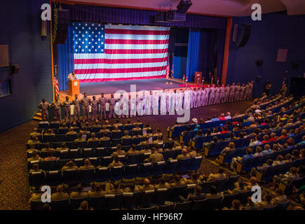 130913-N-KA046-045 VIRGINIA BEACH, en Virginie (sept. 13, 2013) Joint Expeditionary Base Little Histoire Creek-Fort est titulaire d'un premier maître de cérémonie l'épinglage à la base du théâtre. Trente-trois marins a accepté les responsabilités et fonctions attendues d'un premier maître de la Marine au cours de la cérémonie. (U.S. Photo par marine Spécialiste de la communication de masse 2e classe James Turner/libérés) Premier maître de cérémonie l'épinglage 130913-N-KA046-045 Banque D'Images