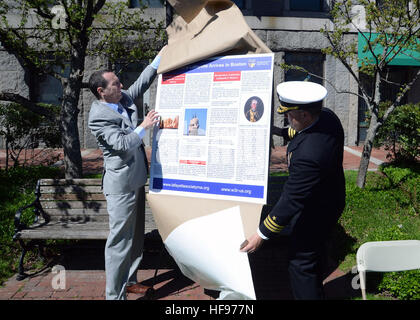 150502-N-SU274-099 (Boston, 2 mai 2015) Le Cmdr. Sean D. Kearns, USS Constitution du 73e commandant, dévoile une plaque avec Fabien Fieschi, consul général de France à Boston, au cours de la ville de Boston, la célébration du 235e anniversaire de l'arrivée du Marquis de Lafayette à la ville le 28 avril 1780 pour informer le Général George Washington de l'allégeance à l'Amérique de la France dans la guerre d'indépendance. Reconstruit une réplique de l'Hermione, la frégate française qui a permis à l'Amérique, Lafayette se rendra à Boston, ce mois de juillet. (U.S. Photo par marine Spécialiste de la communication de masse 2e classe Animal Banque D'Images