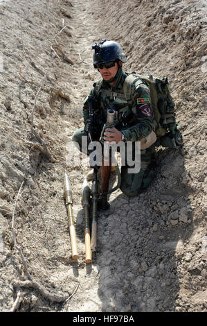 Un commando de l'Armée nationale afghane à partir de la 6e Kandak Commando affiche une cache d'armes des insurgés au cours d'une opération de compensation dans le district de Gelan, la province de Ghazni, Afghanistan, le 23 mars. La conduite des opérations commandos ANA de contre-insurrection en Afghanistan pour assurer la stabilité dans la région. (U.S. Photo par marine Spécialiste de la communication de masse 3 classe Sebastian McCormack / Relâché) Compensation 120323-N-MF277-271 Banque D'Images