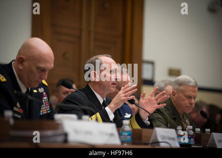 WASHINGTON (fév. 13, 2013) Le chef des opérations navales (ONC) Adm. Jonathan Greenert, centre, témoigne devant la Commission des forces armées sur l'incidence de la résolution et la séquestration continue sur l'état de préparation des forces et des capacités de défense. (U.S. Photo par marine Spécialiste de la communication de masse 1re classe Peter D. Lawlor/libérés) 130213-N-WL435-091 http://www.facebook.com/USNavy http://www.twitter.com/USNavy la conversation Inscrivez-vous http://navylive.dodlive.mil ONC Adm. Greenert parle de carbone. (8475346449) Banque D'Images