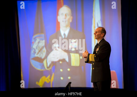 ARLINGTON, Va. (fév. 21, 2013) Le chef des opérations navales (ONC) Adm. Jonathan Greenert parle aux membres de la société américaine d'ingénieurs navals (ANSE) sur les progrès de la technologie et les techniques de combat et la façon dont les constructeurs doivent intégrer ces notions, ils aller de l'avant avec de nouveaux modèles pour compléter la stratégie maritime moderne. (U.S. Photo par marine Spécialiste de la communication de masse 1re classe Peter D. Lawlor/libérés) 130221-N-WL435-199 http://www.facebook.com/USNavy http://www.twitter.com/USNavy la conversation Inscrivez-vous http://navylive.dodlive.mil ONC Adm. Greenert parle aux ingénieurs Banque D'Images